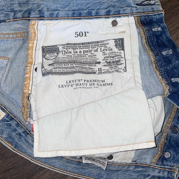 Levi’s 501 Jean Shorts - Picture 3 of 3